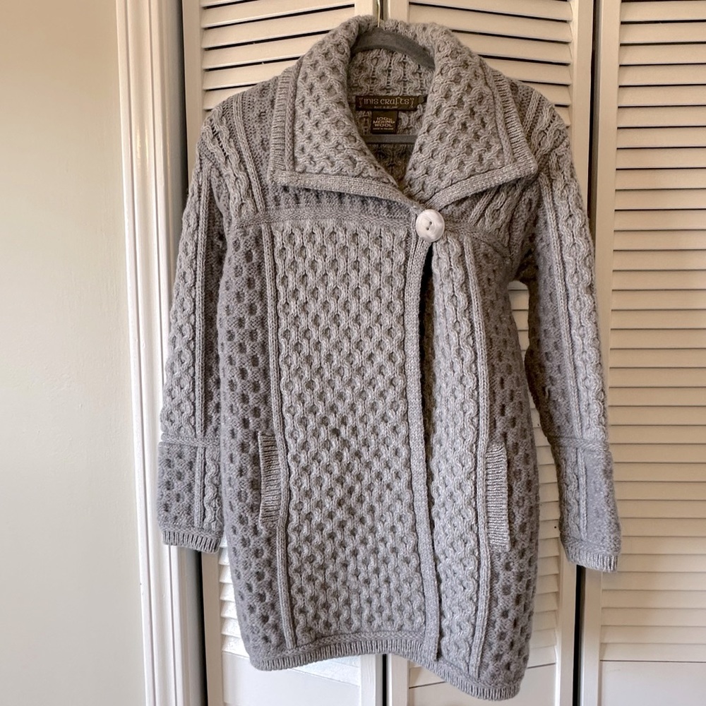 INIS CRAFTS IRISH GRAY CABLE KNIT WOMEN’S SWEATER. Made in Ireland.